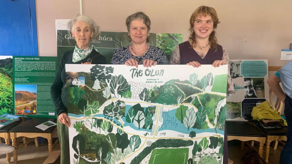 3 women holding a poster with a map of the Glen